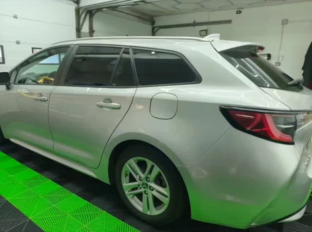 Toyota Corolla argintie cu folie în atelier