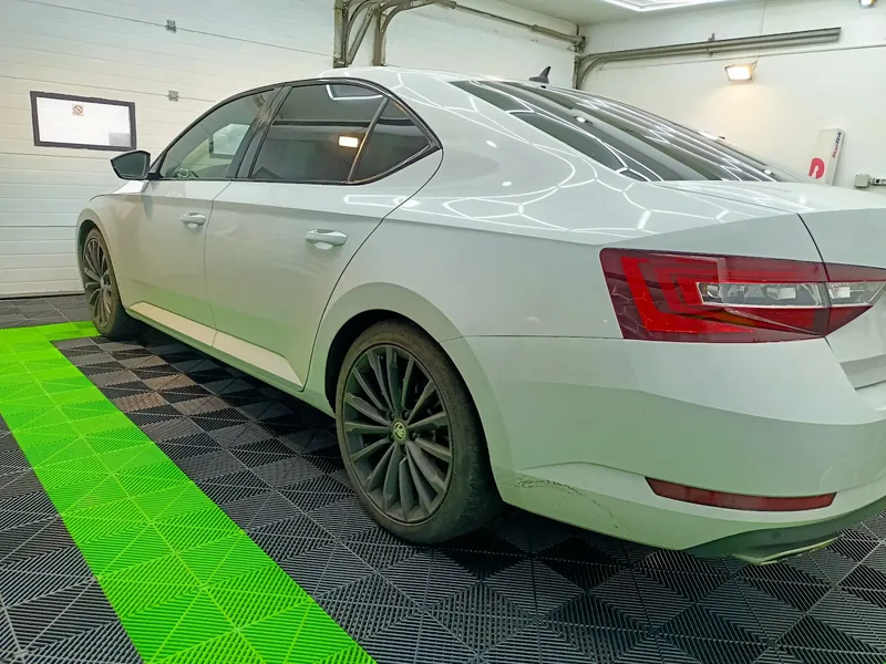 Škoda Superb albă cu folie pe geamurile din spate, în atelierul ProFol